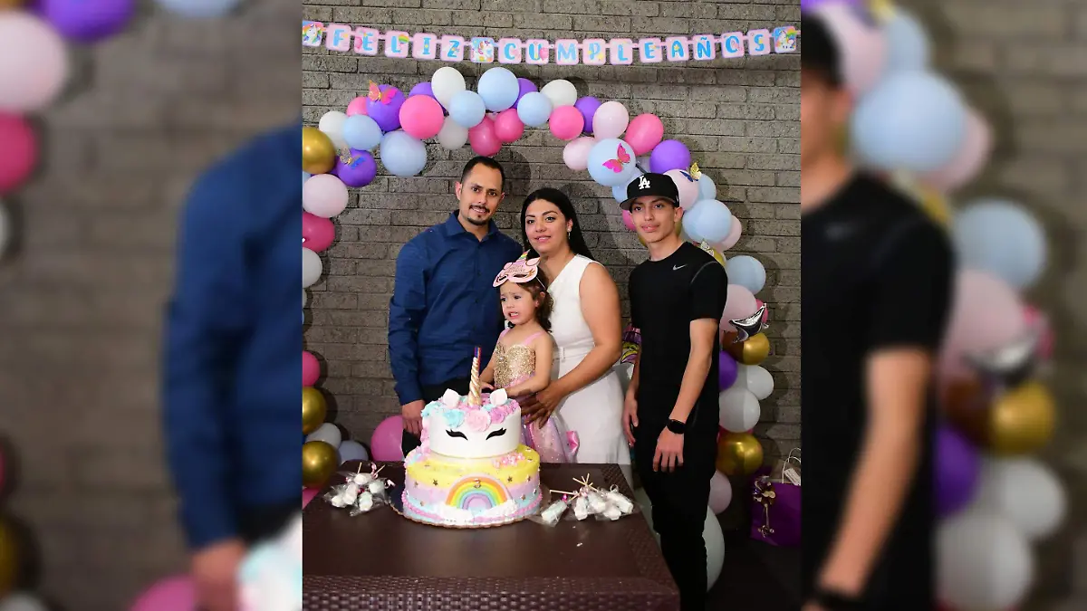 Con su familia posó la festejada