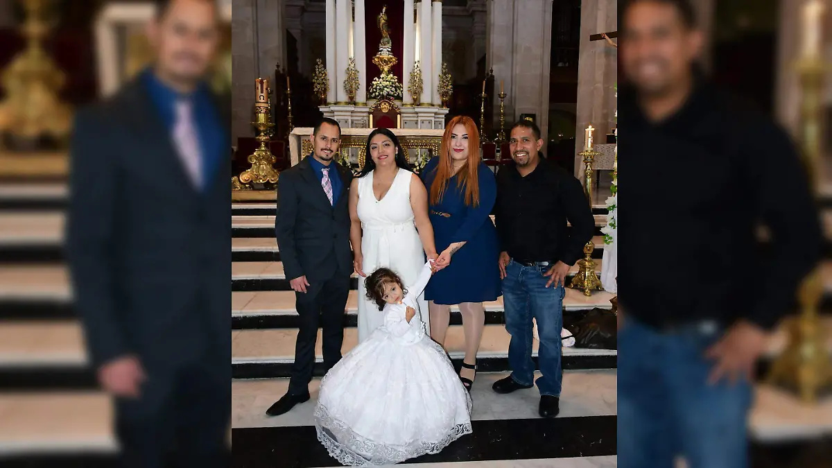 Papás y padrinos posaron junto a Linda