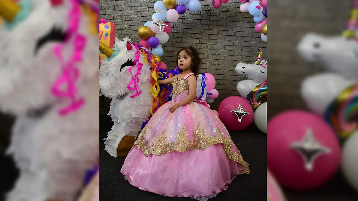 La tierna cumpleañera con su piñata