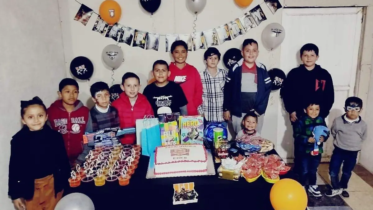 Muy contento en su cumpleaños el guapo niño Eder Chávez Arreola