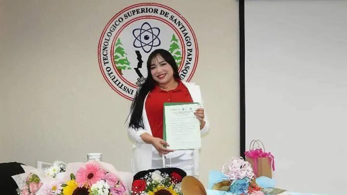 Cristal Ávila Manrique se tituló como ingeniera para orgullo de su familia