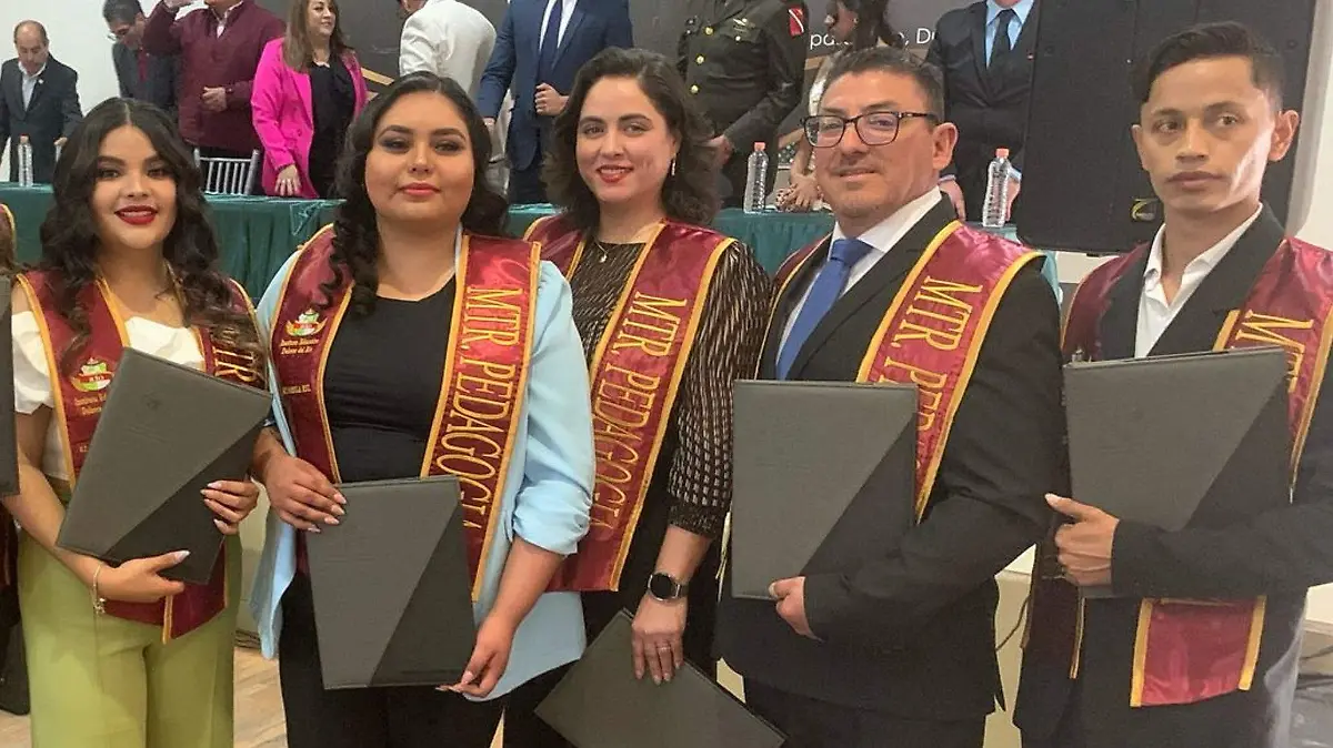 Jorge, Rómulo, Yessenia, Fabiola y Deni, culminan su maestría 