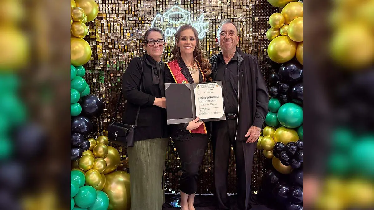 Aide Iraís Herrera Almodóvar, acompañada de sus padres Juan Francisco y Luz María, celebrando su egresó como maestra en Pedagogía