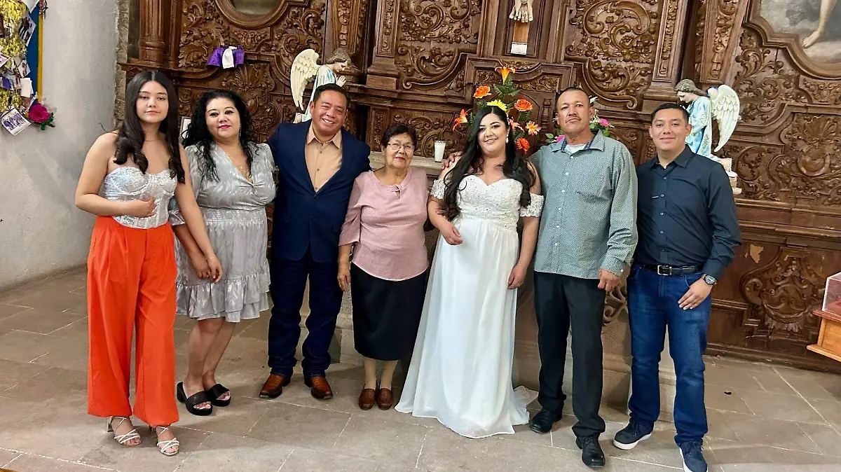 Luis Manuel Moreno Alvarado y Mariela Ceniceros Cuevas felices con su familia