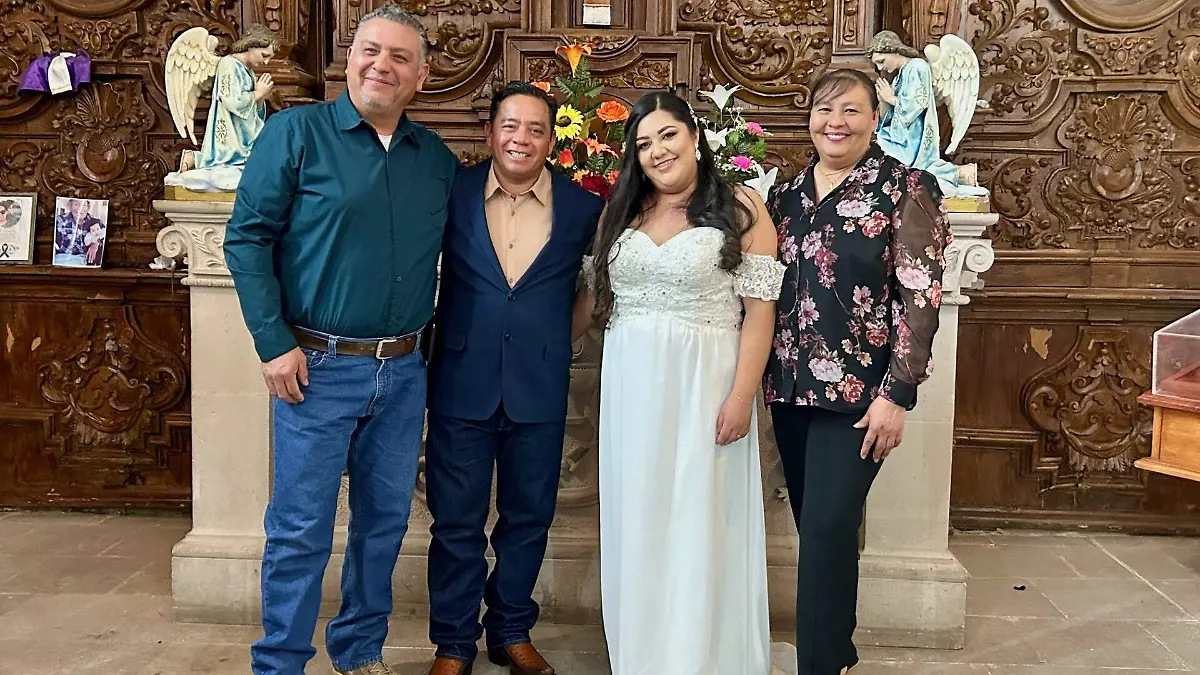 Ingeniero Jorge Monroy y su esposa acompañando