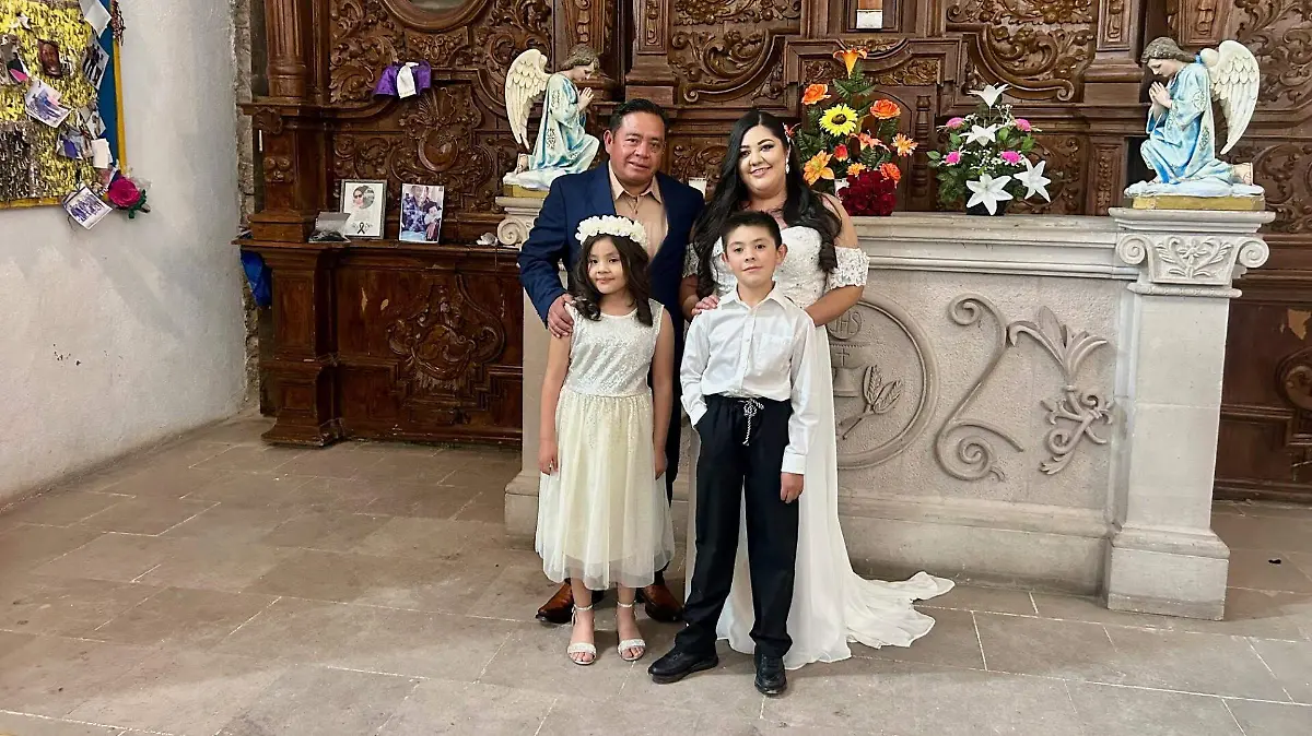 Luis Manuel Moreno Alvarado y Mariela Ceniceros Cuevas con sus hijos
