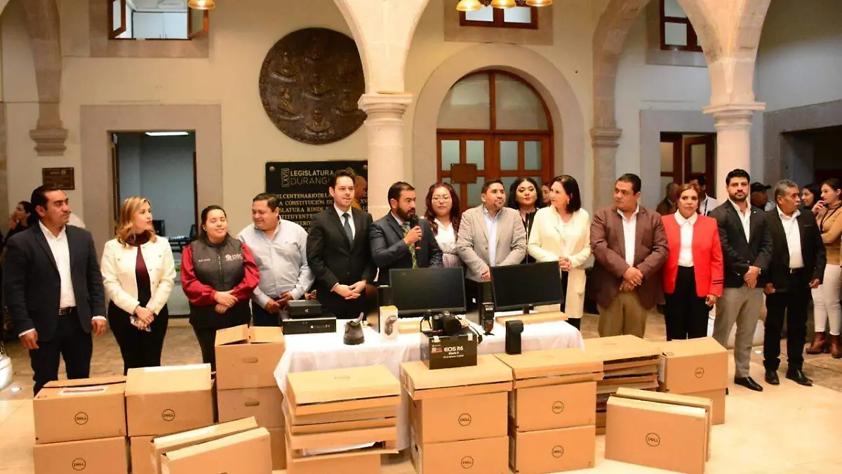 Entrega Héctor Herrera 100 equipos de cómputo al Congreso