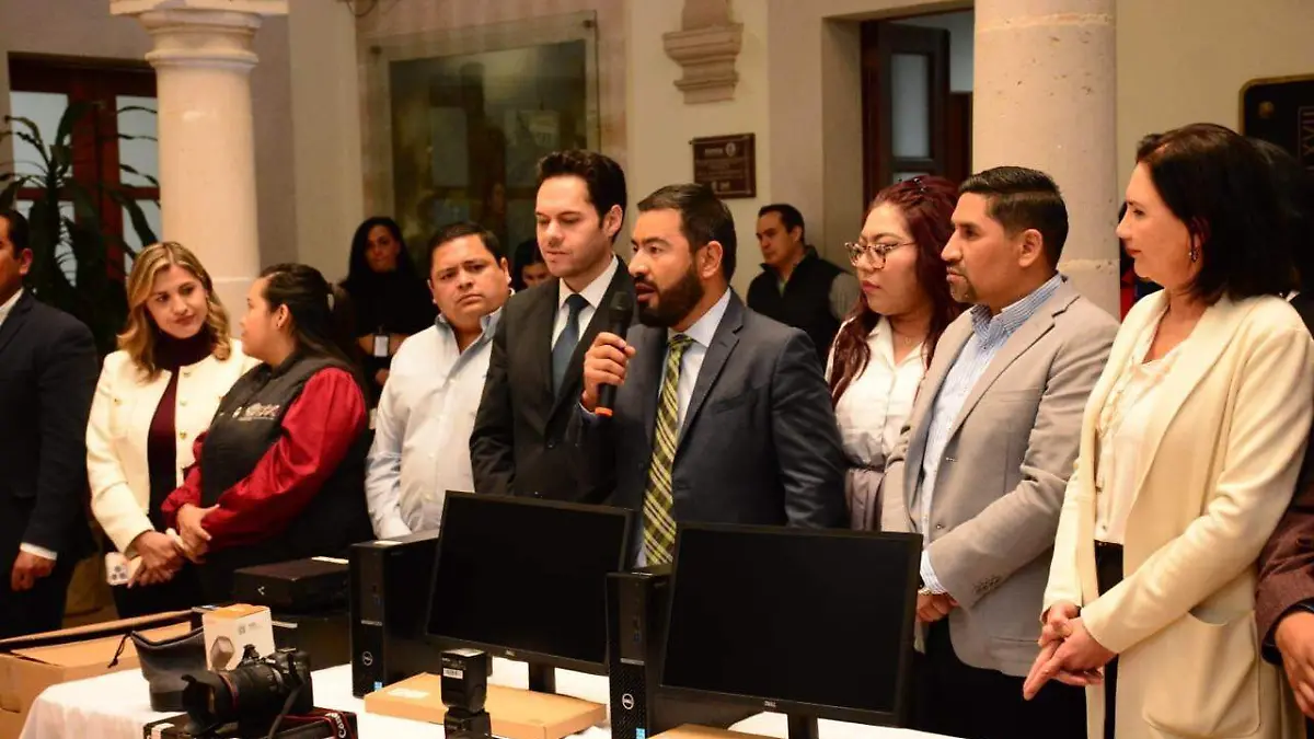 Entrega Héctor Herrera 100 equipos de cómputo al Congreso