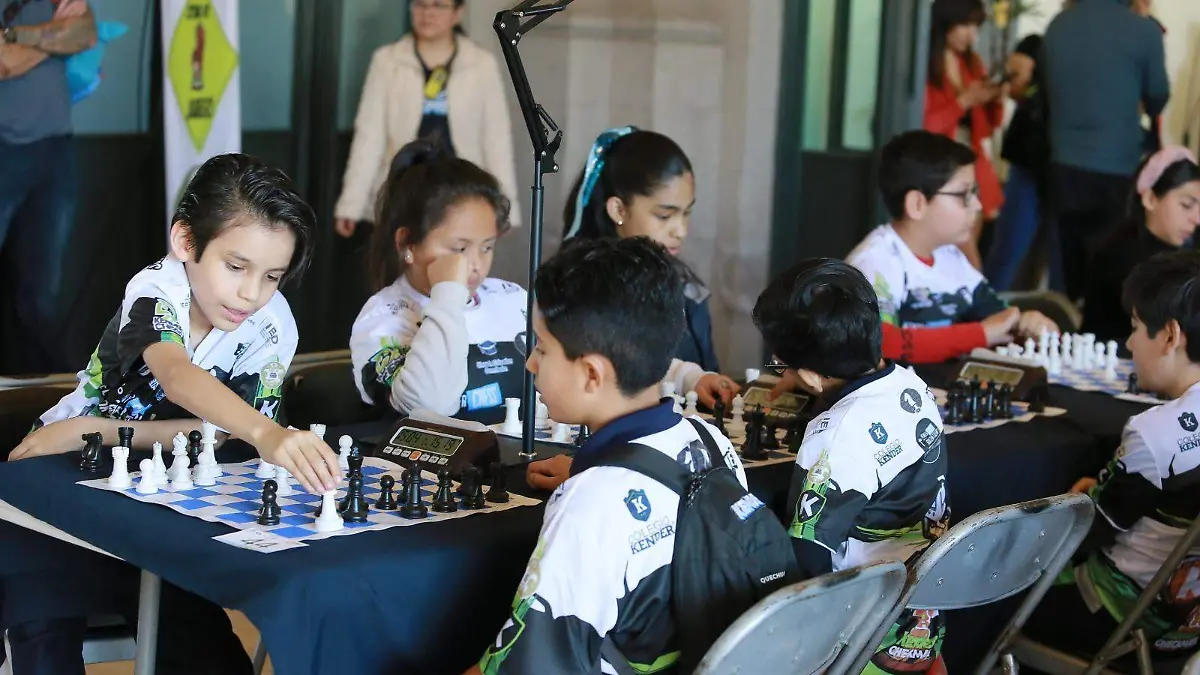 Dominó el tablero en el Kender Chess Golden