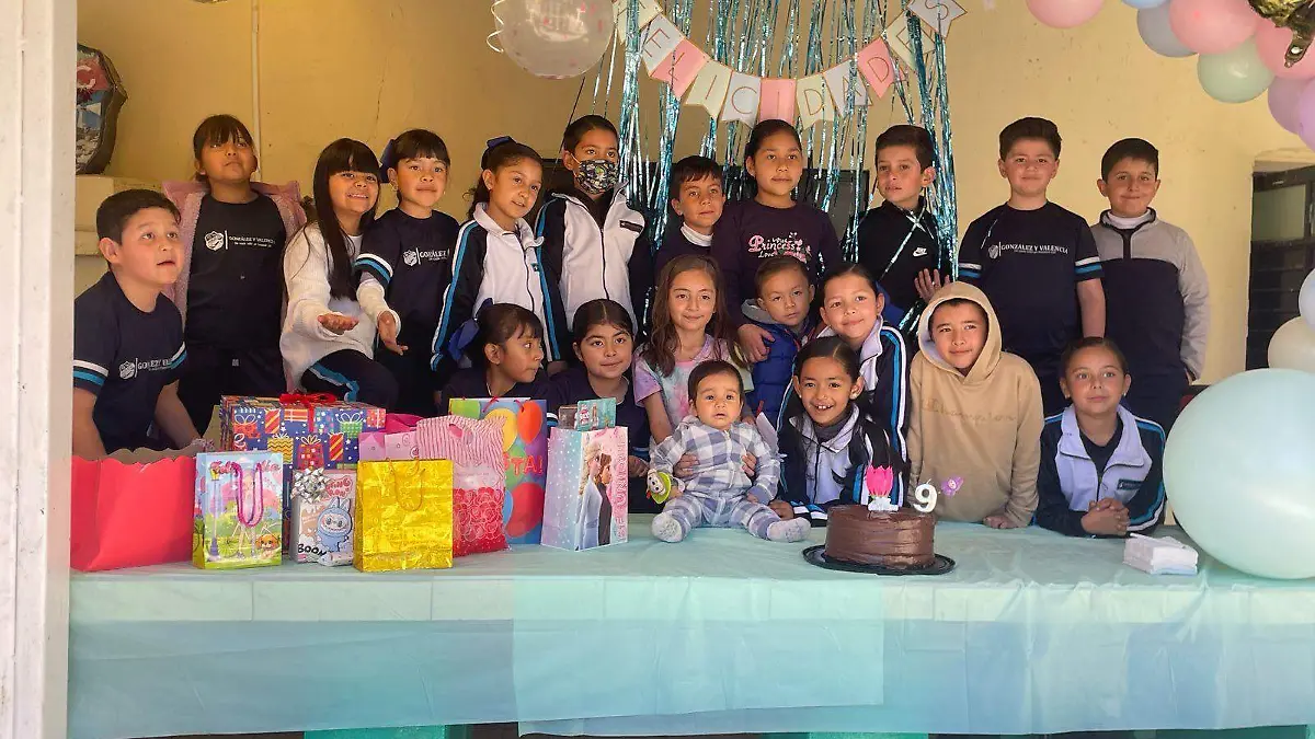 Muy contenta en su festejo de cumpleaños, la hermosa princesita Narah Sofía Cossío Conteras