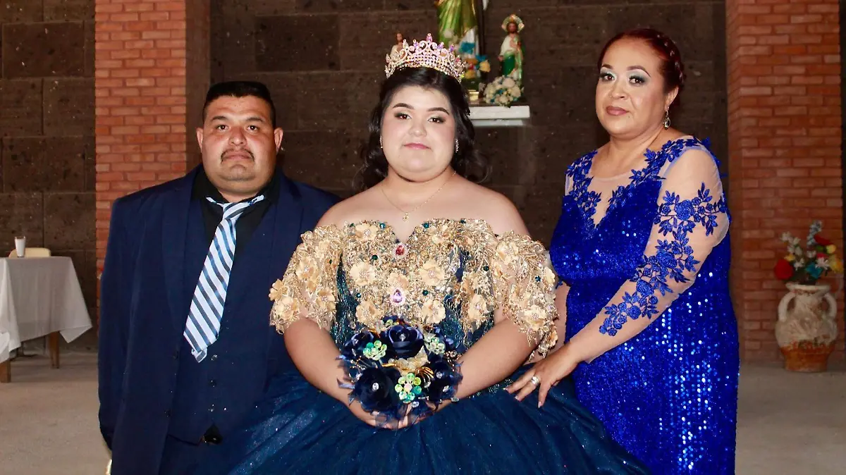 María Jimena Valles Segura acompañada de sus señores padres