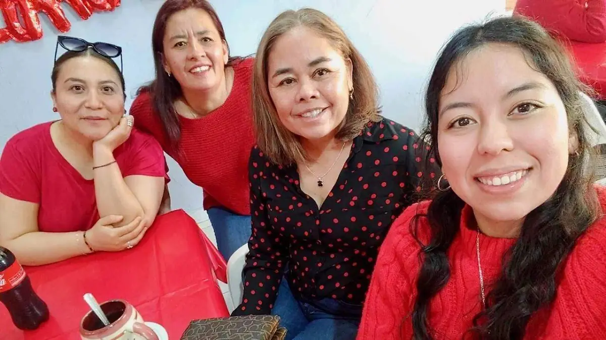 Posando para este matutino las bellas chicas  Barrientos Martínez