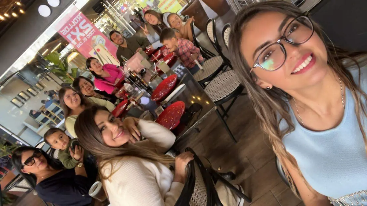 Festejaron en familia los xv años de la hermosa jovencita Camila Elizarraras Barrientos