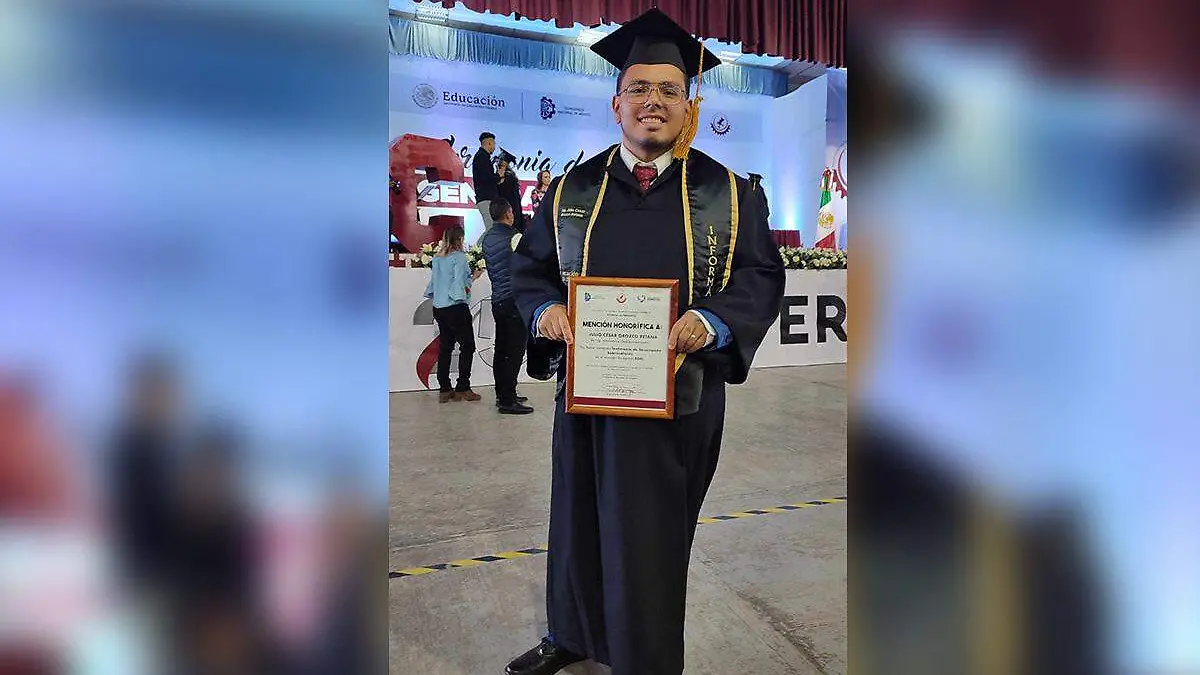 Nuevo ingeniero en Informática Julio C. Orozco Retana. Egresado del ITZO