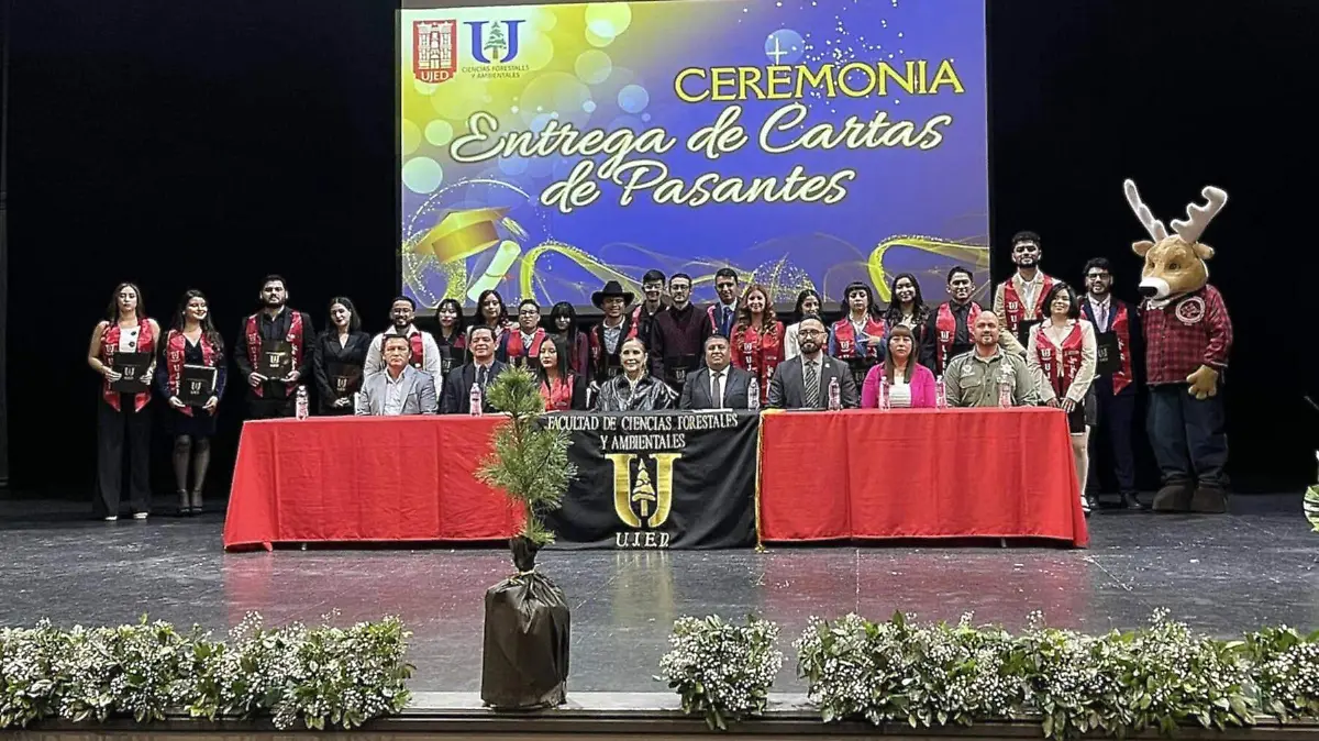 Nuevos profesionales listos para el futuro la XV generación de la FCFA-UJED recibe sus cartas de pasante