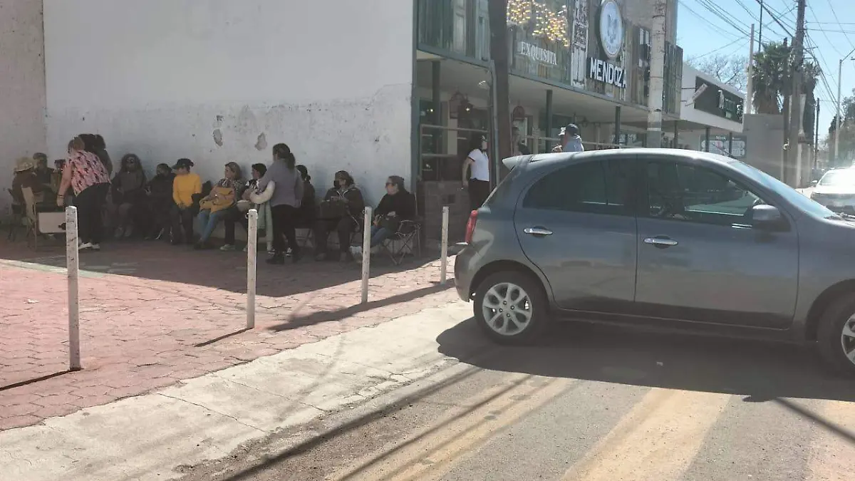 Docentes toman las calles de Durango, exigen la liquidación de seguros