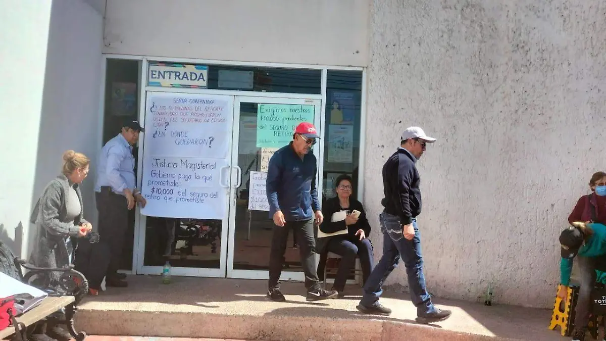 Docentes toman las calles de Durango, exigen la liquidación de seguros