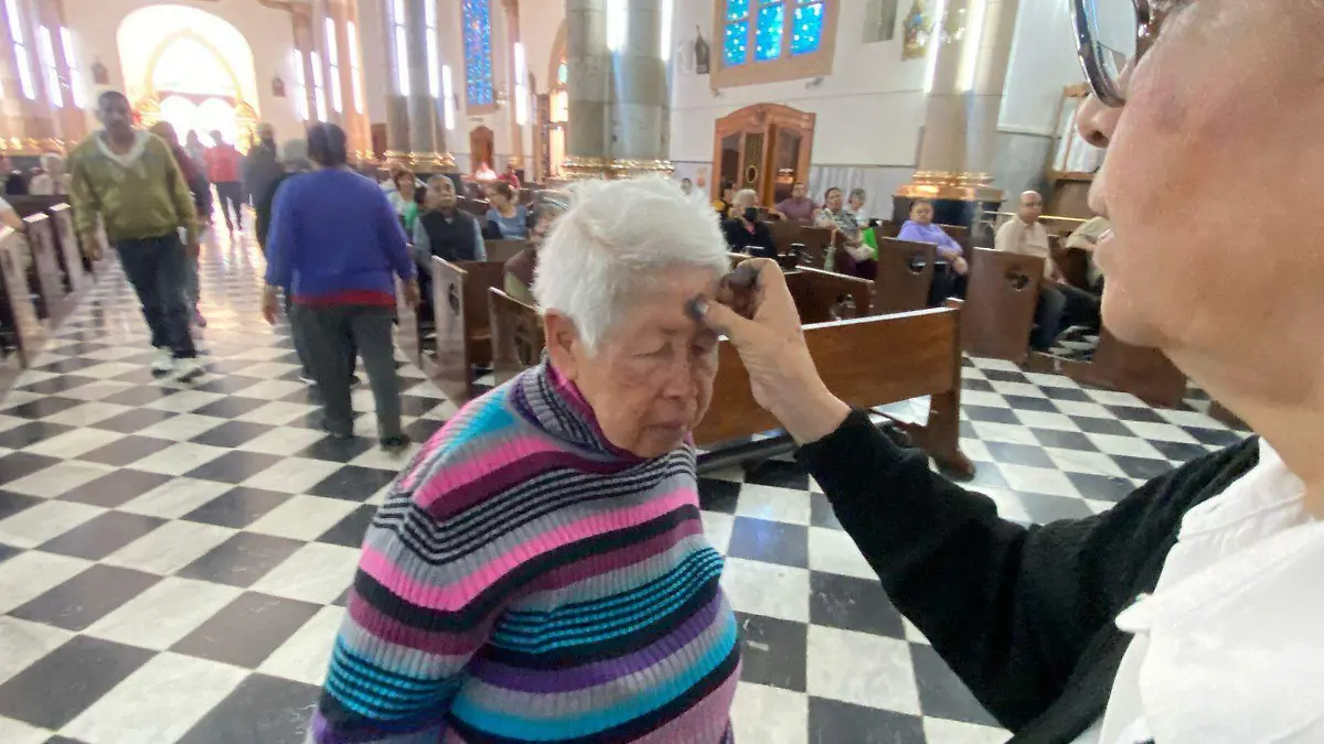 Fieles católicos acuden a la Catedral en Miércoles de Ceniza
