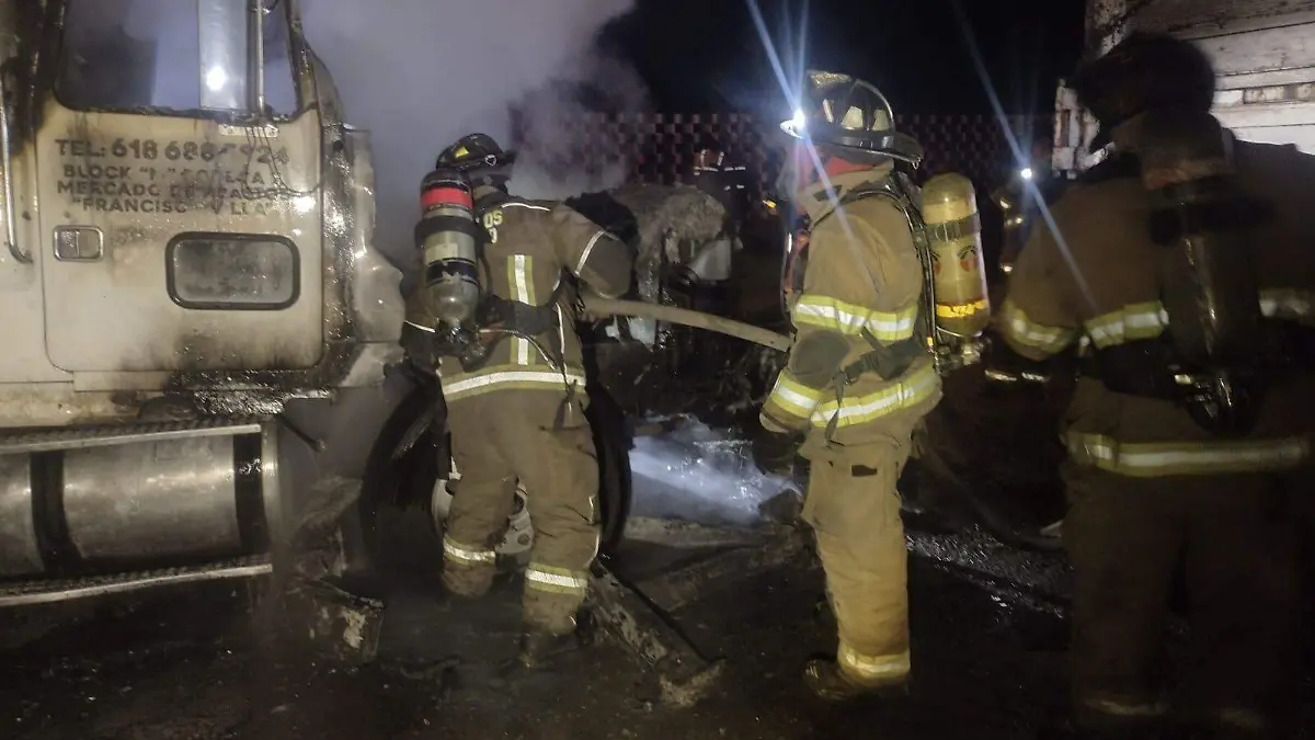 Bomberos de Durango logran controlar incendio en un tractocamión