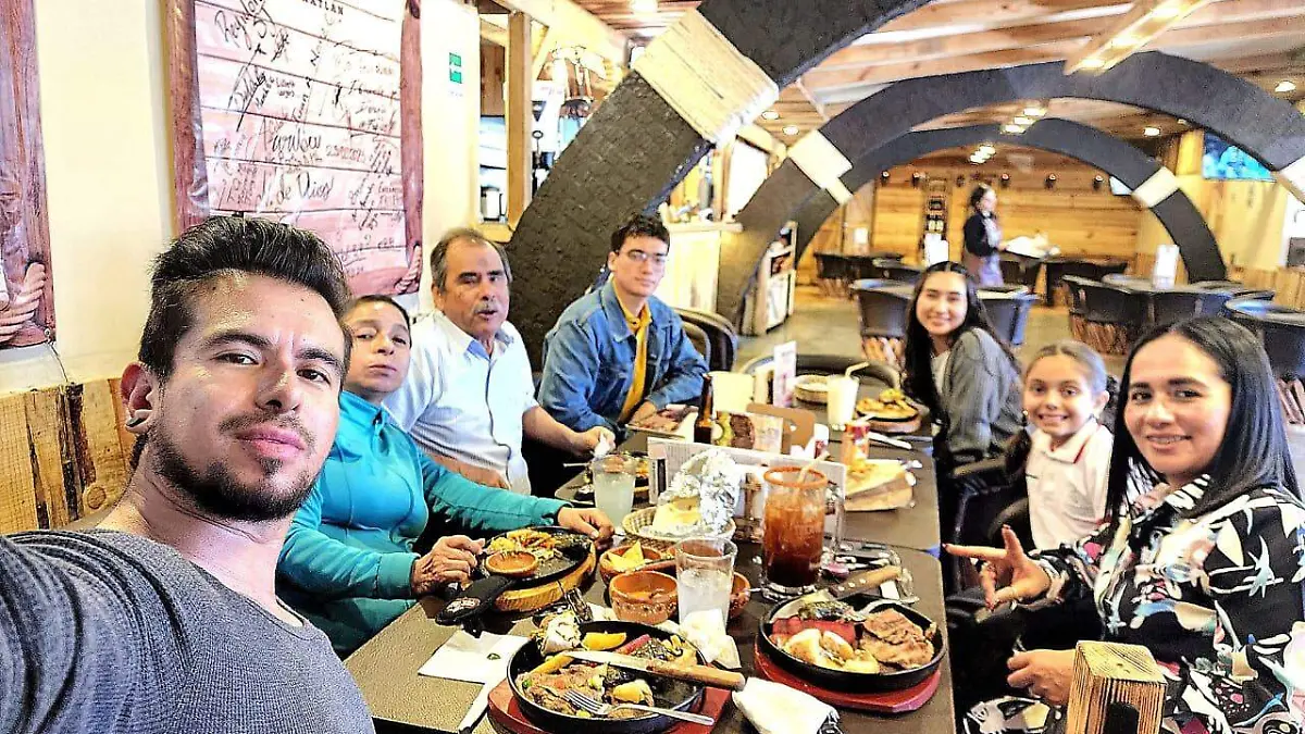 Acompañado de su hermosa familia festejó su cumpleaños el C. P. David Hernández Gracia