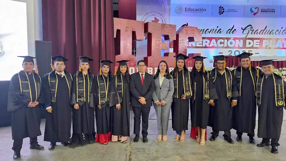 Graduados y autoridades posaron para la foto del recuerdo