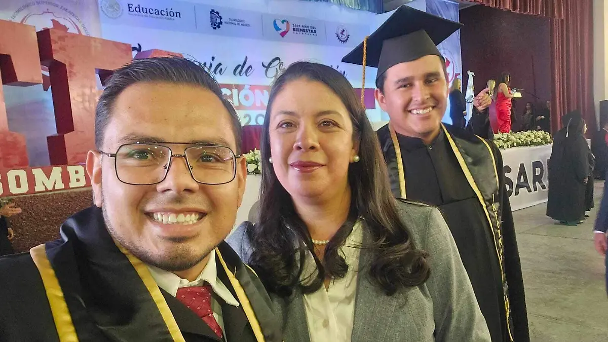 Julio César con su maestra M.T.I C Teresa Helguera y su compañero Ing. Manuel Castañeda