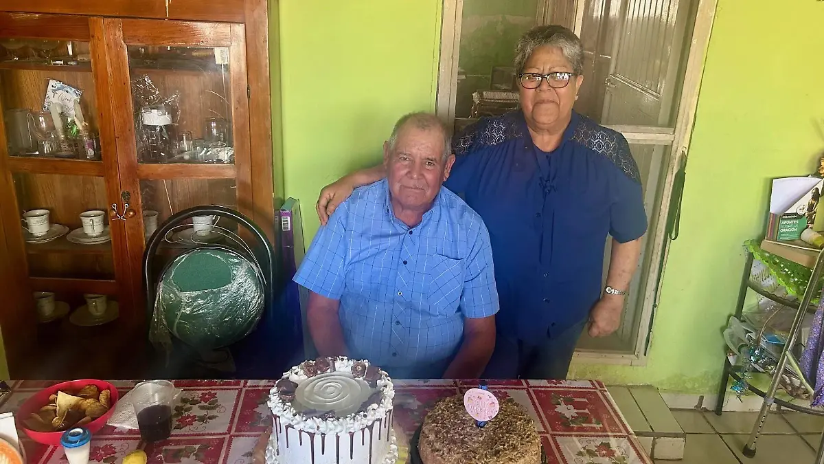 Don Juan de Dios Castellanos Castro acompañado de su señora esposa Paty, en su cumpleaños