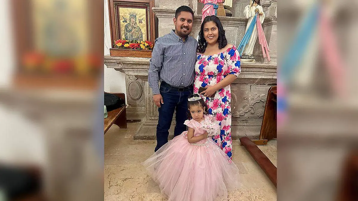 Liana Valeria acompañada por sus papás, Enrique Sánchez Alonso y Diana Isely Favela Álvarez, en su presentación al Tempo 
