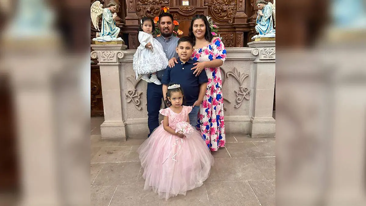 Familia de la pequeña Liana Valeria Sánchez Favela en su presentación de 3 años
