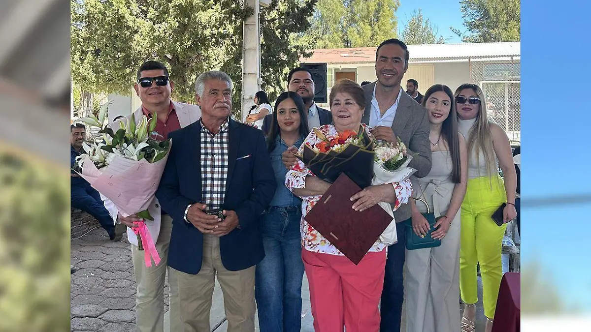 C. Mayela Meraz con su familia en su  Jubilacion EST 24