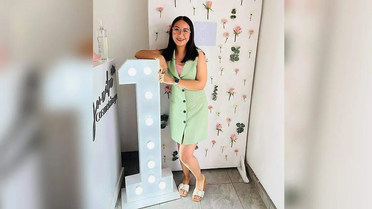 Felicidades a Frida González Cabrera, guapa licenciada en Cosmetología 