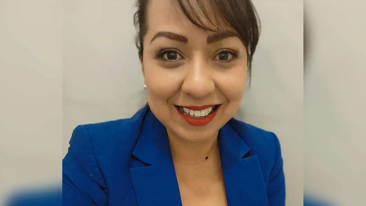 Feliz cumpleaños le deseamos a la guapa Sandra Mónica Flores García