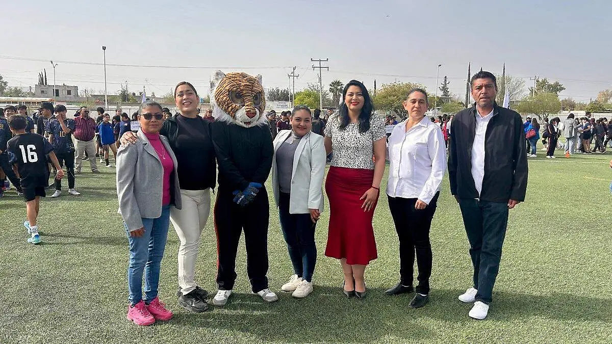 Cinthia Gabriela Canseco Gavira, directora de la secundaria "Severino Ceniceros", acompañada del maestro Alfredo Macías Sandoval y diversas autoridades