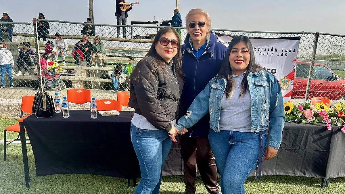 La doctora Mayela Luevano Díaz acompañada de las maestras Edith Dosal y Palomita Amaro