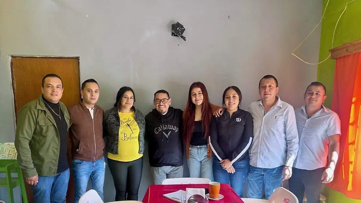 El licenciado Jesús Edén Medina Guerrero con responsables de Telebachillerato comunitario