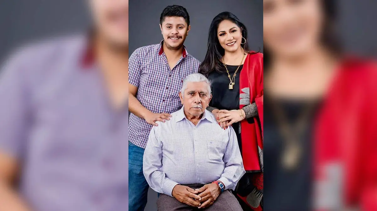 Licenciada María de Lourdes Martínez Espinosa con su hijo cumpleañero Carlitos, acompañándole su abuelito don Darío