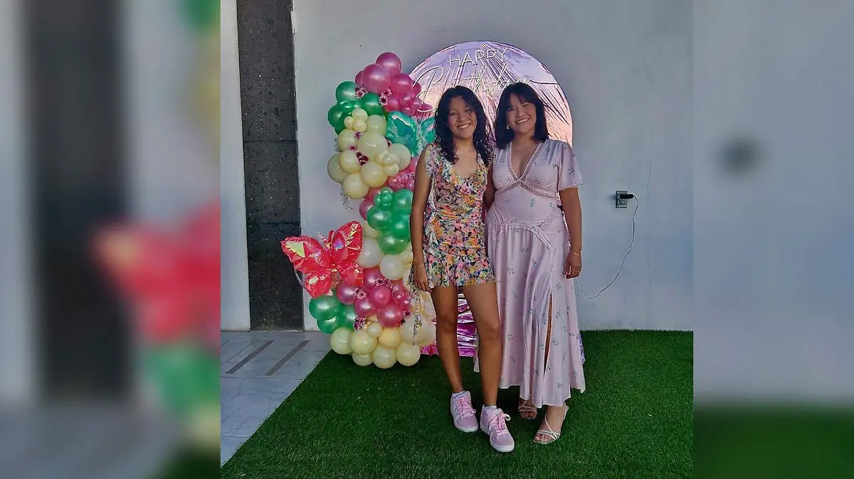 En su cumpleaños Arenita Reyes González, le acompaña su mamá Sarahi