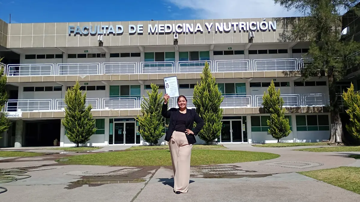 Fernanda Rodríguez recibe su título como Médico Cirujano