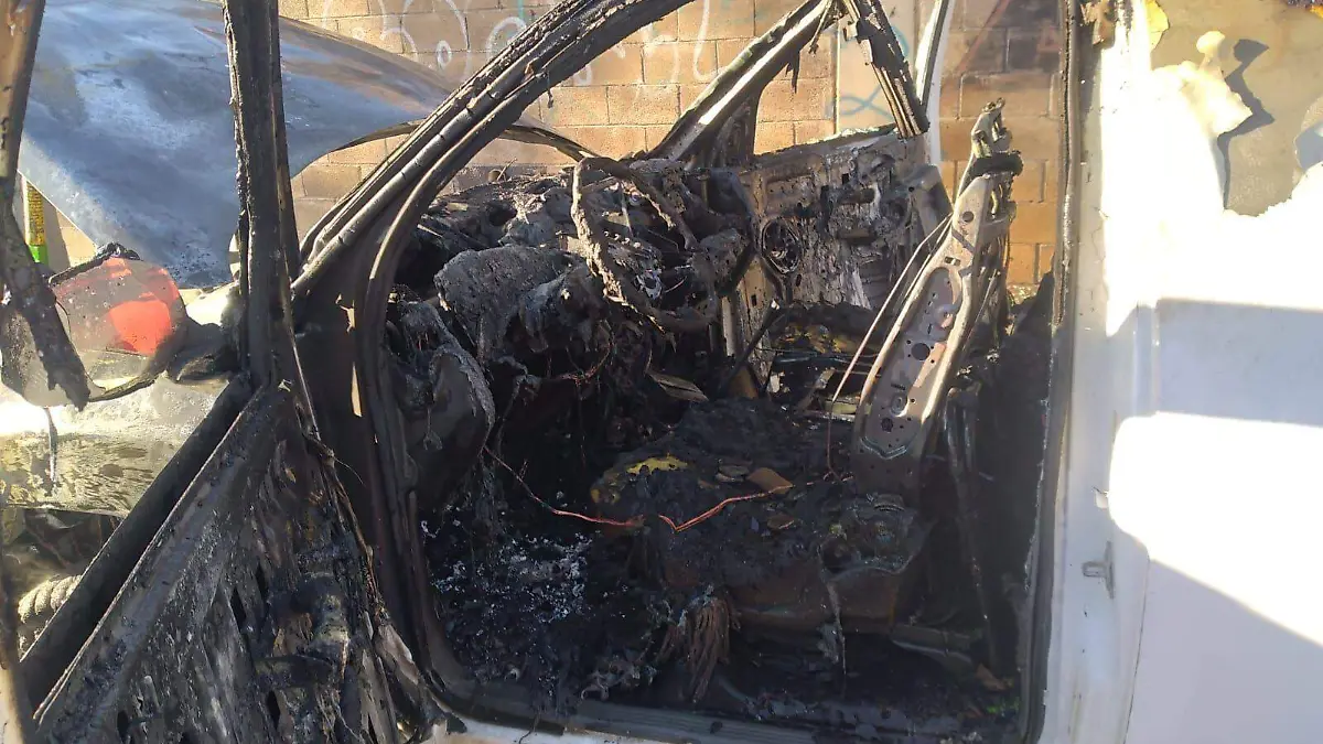 Incendio de vehículo en la colonia Adolfo López Mateos