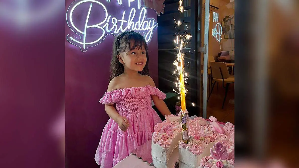 Nahia Olvera González apagando las velitas del pastel