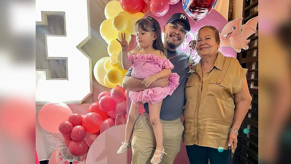 En su cumpleaños Nahia Olvera Gonzáles acompañada de su tío y de su abuelita Sahara 