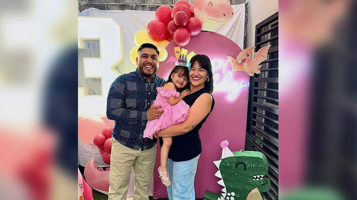 Nahia con sus padres Saharai González González y Francisco Olvera Torres