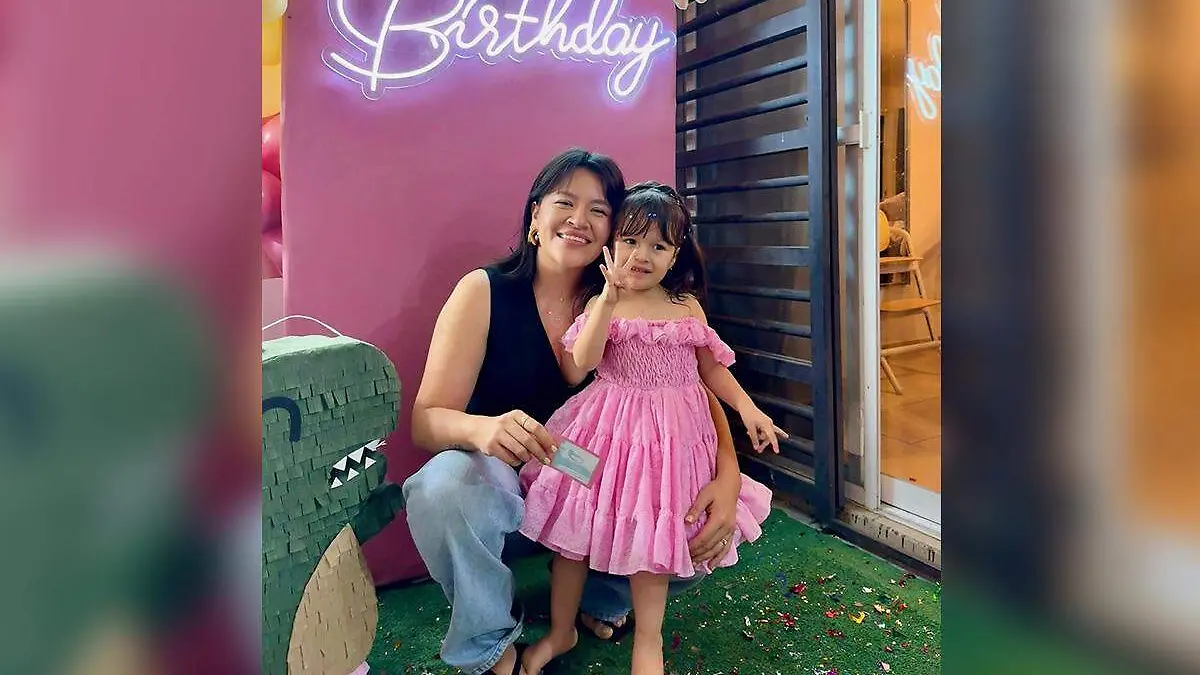 Saharai González González feliz con su hijita Nahia Olvera González 