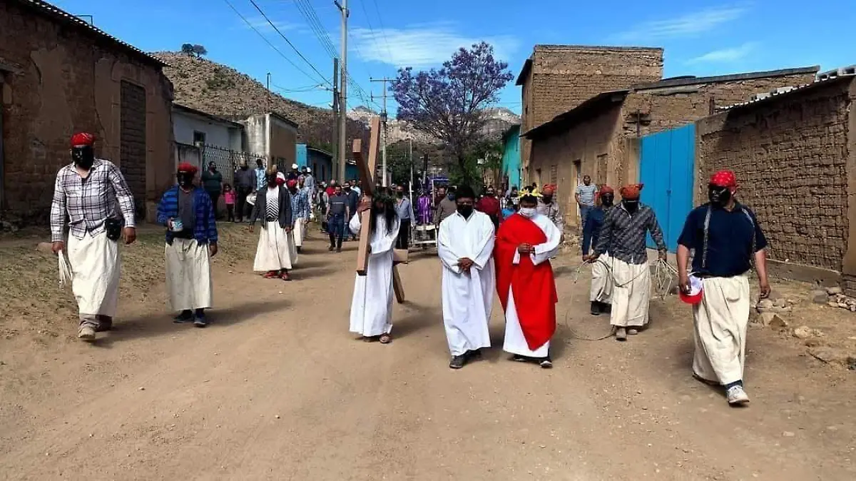 Católicos de Nuevo Ideal participan en Viacrucis