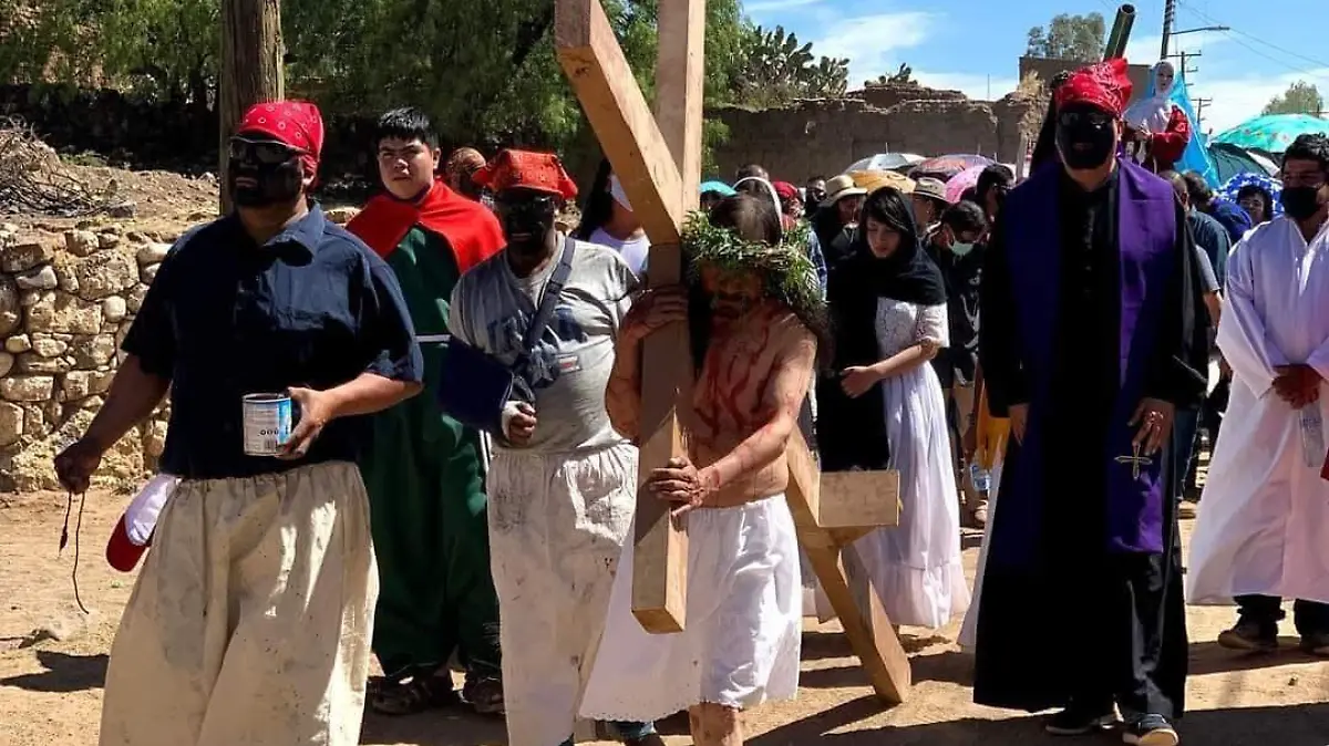Católicos de Nuevo Ideal participan en Viacrucis