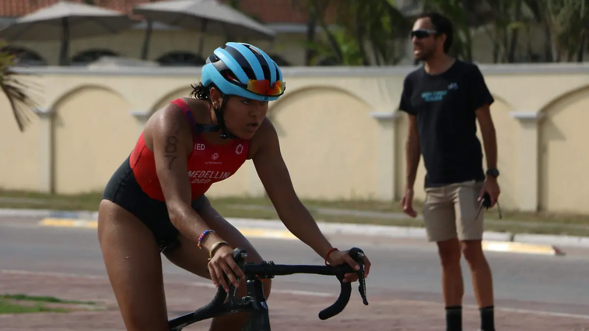 Atletas duranguenses en el macrorregional de triatlón 2025
