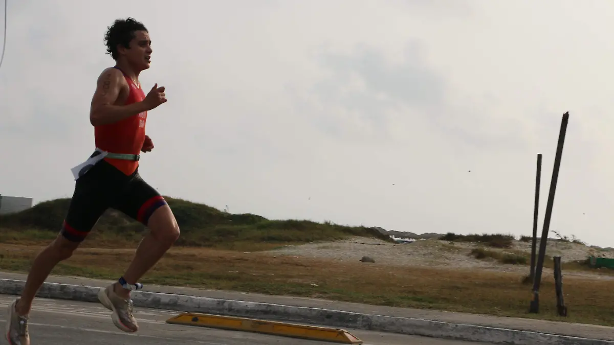Atletas duranguenses en el macrorregional de triatlón 2025