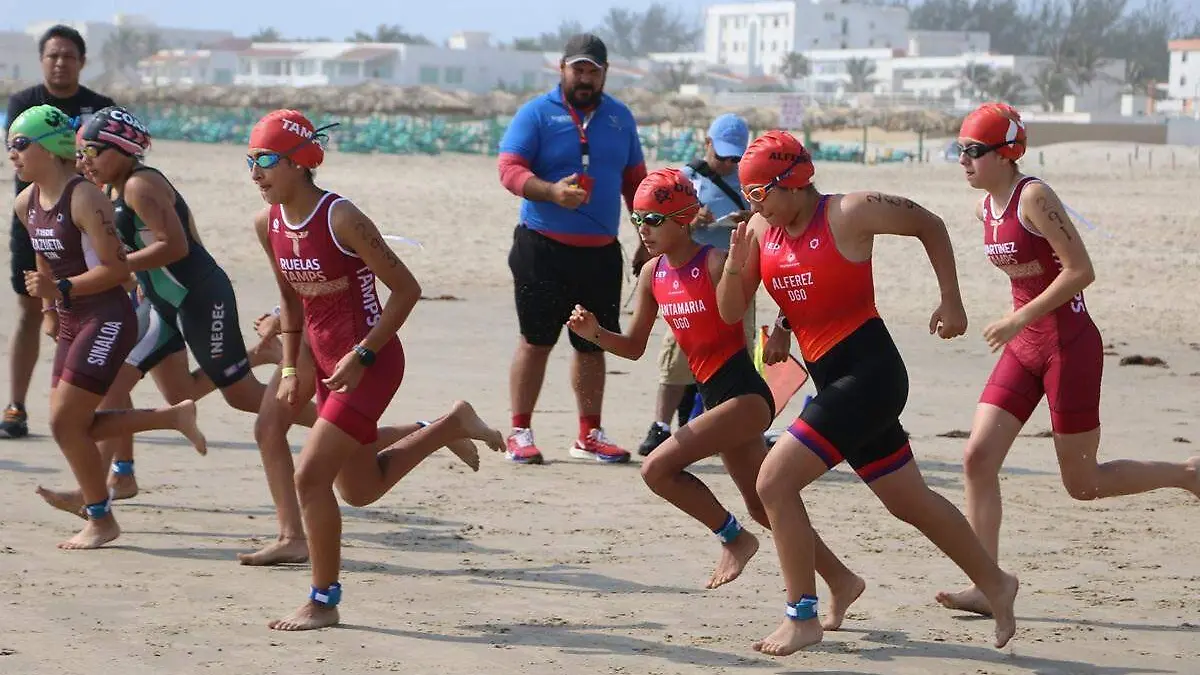 Atletas duranguenses en el macrorregional de triatlón 2025