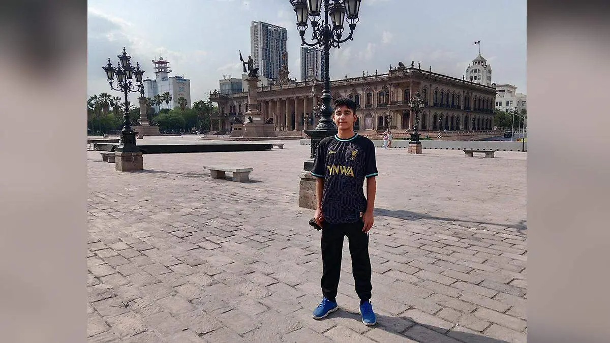 Muy contento en su viaje de cumpleaños el guapo jovencito José Luis García Ramos