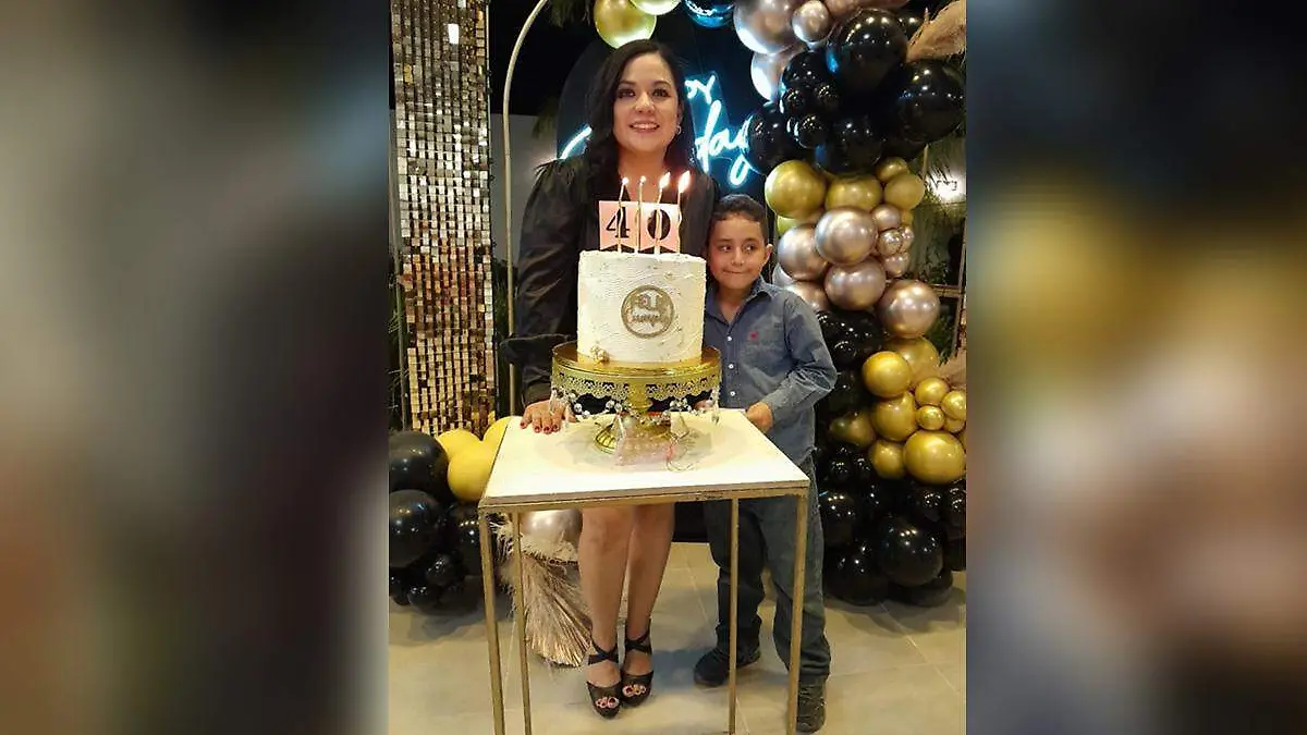 Acompañó a su mamá Pamela Escobedo, como invitado de honor en su festejo su hijo, Leonardo